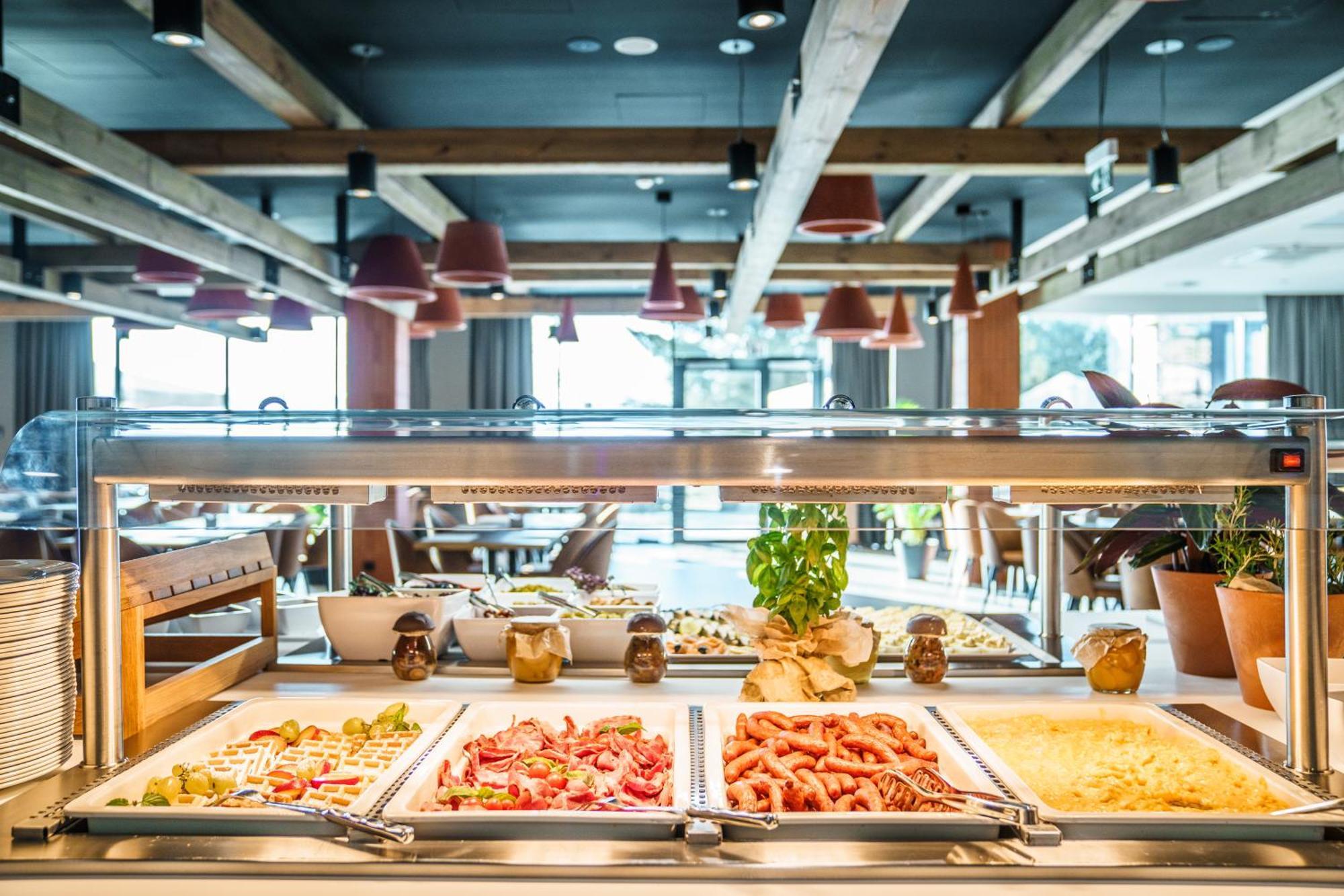 Elements Hotel&Spa Świeradów-Zdrój 外观 照片 A buffet at a restaurant