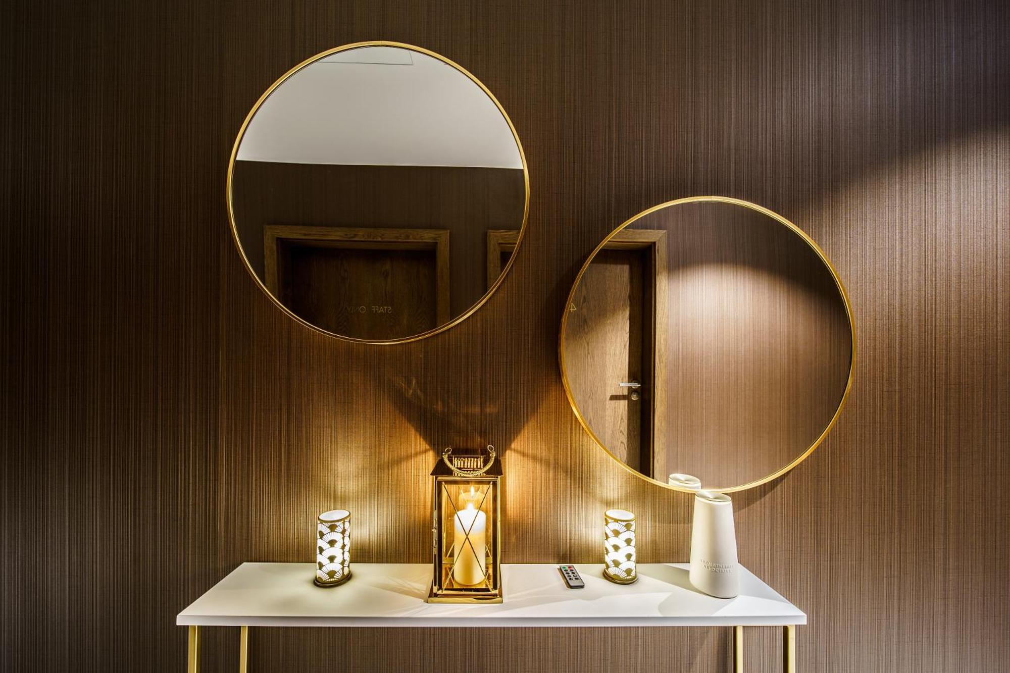 Elements Hotel&Spa Świeradów-Zdrój 外观 照片 A modern console table